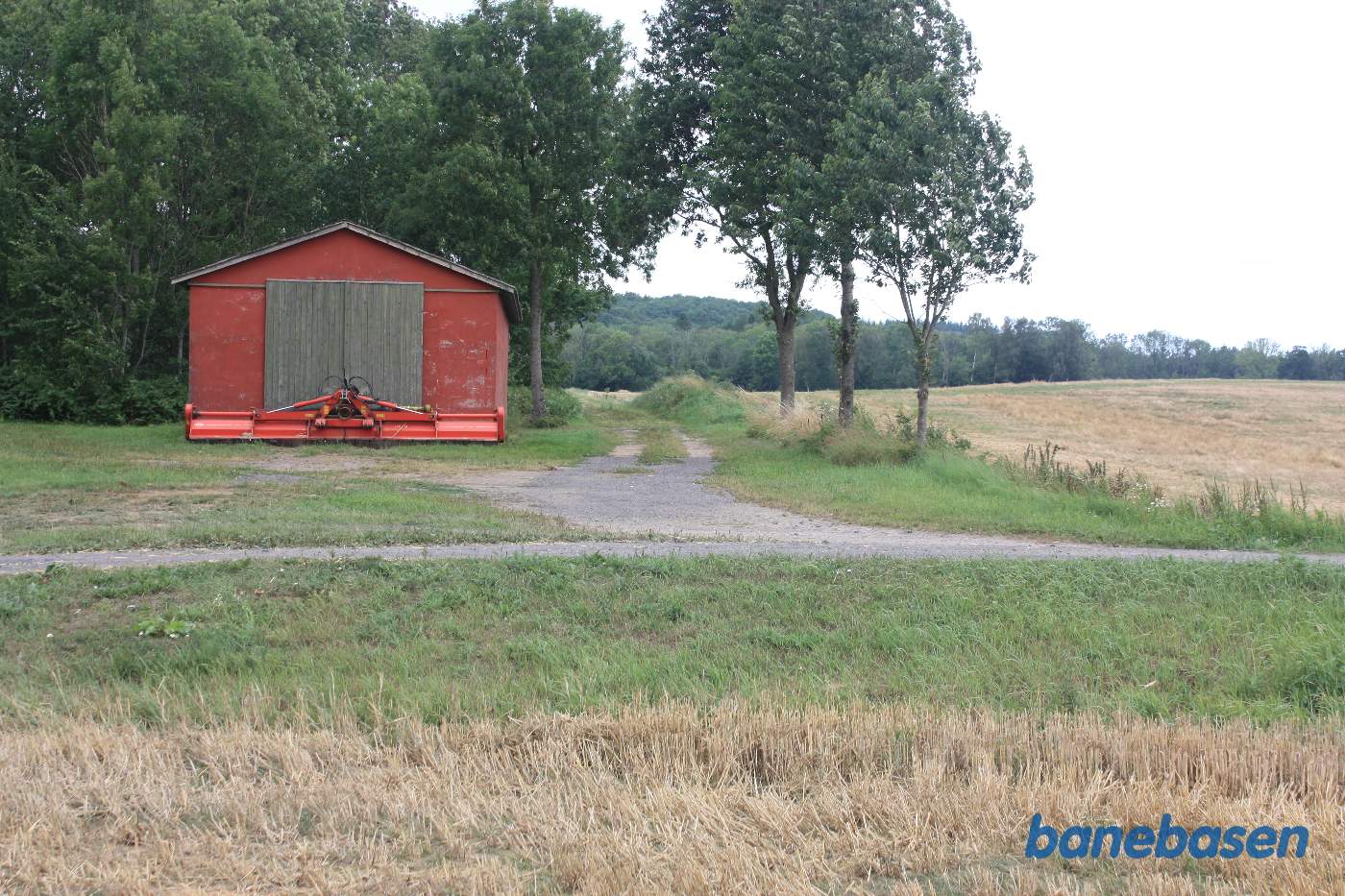 Vi står på Vallensgaard trinbræt og kigger mod Gudhjem. De 2 hjulspor er banens tracé Vi står på Vallensgaard trinbræt og kigger mod Gudhjem. De 2 hjulspor er banens tracé