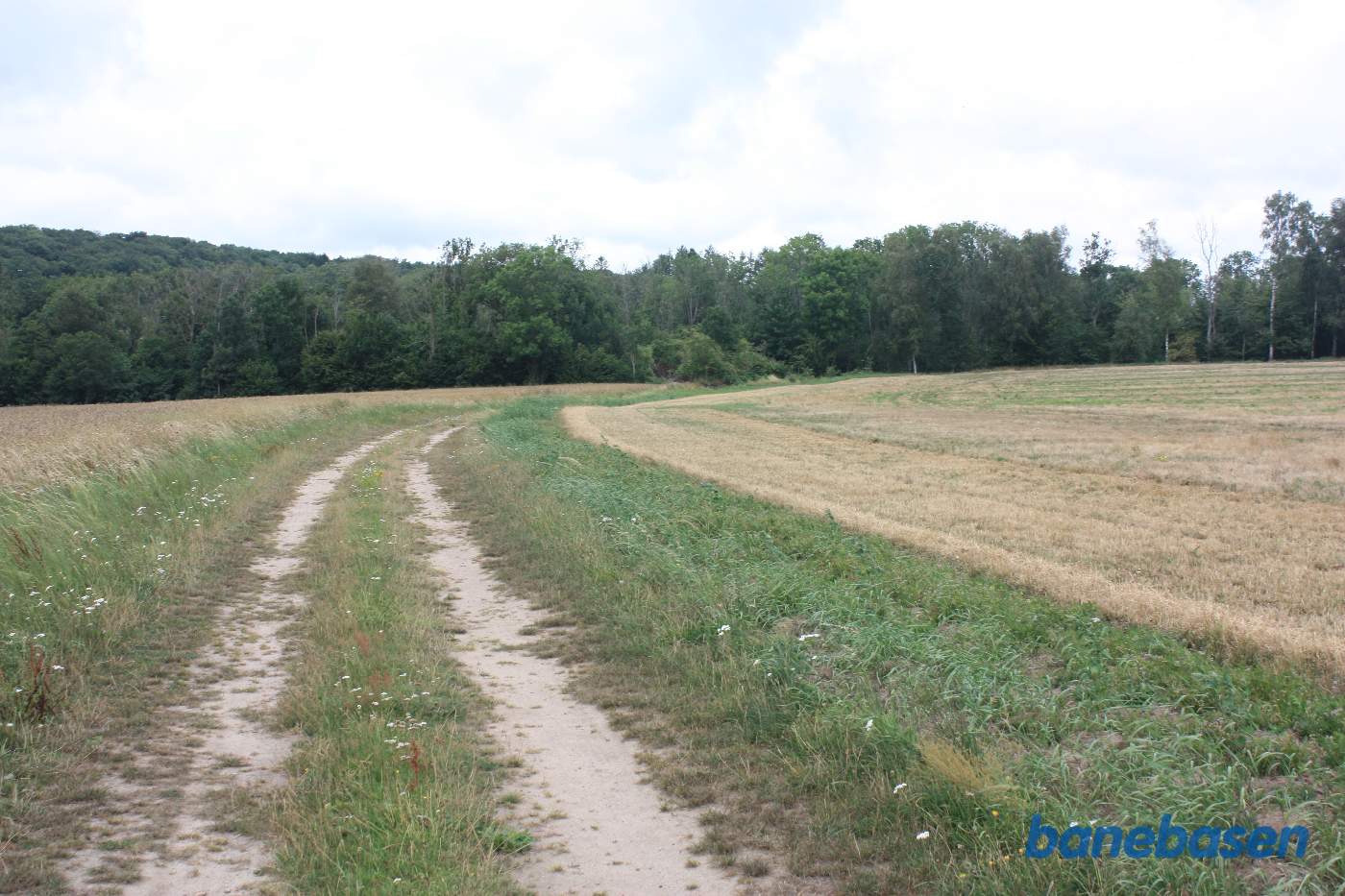 Vi står på den gamle banetracé og kigger mod Gudhjem Vi står på den gamle banetracé og kigger mod Gudhjem
