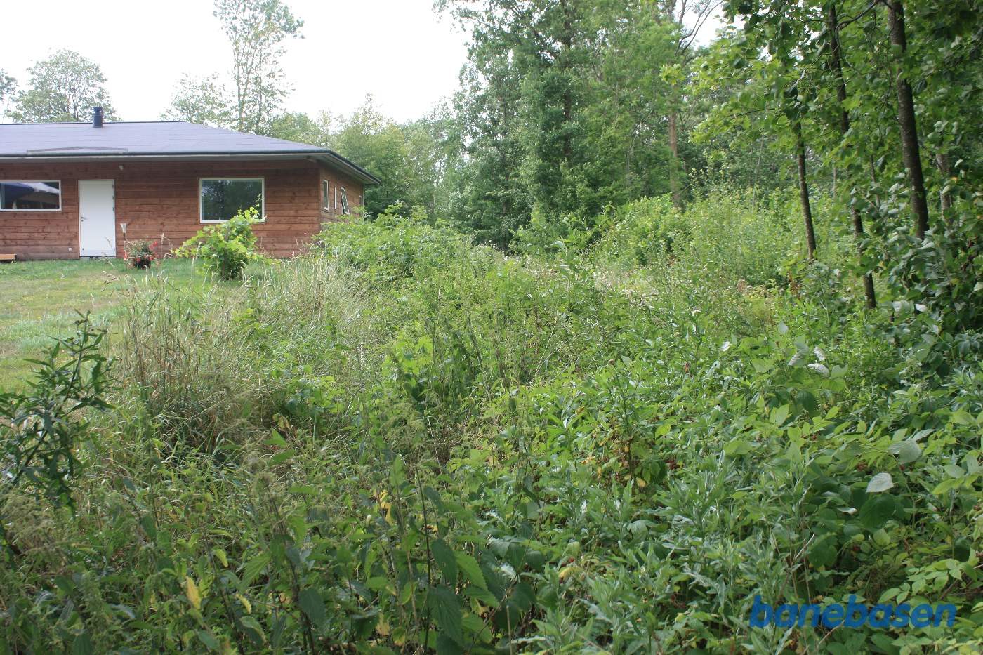Vi står på den gamle banetracé og kigger mod Aakirkeby. Banen gik bagom sommerhuset Vi står på den gamle banetracé og kigger mod Aakirkeby. Banen gik bagom sommerhuset