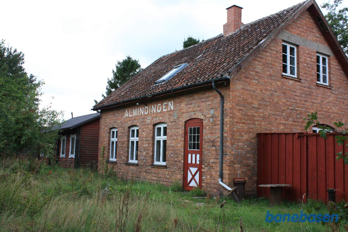 Stationsbygningen set fra banen Stationsbygningen set fra banen