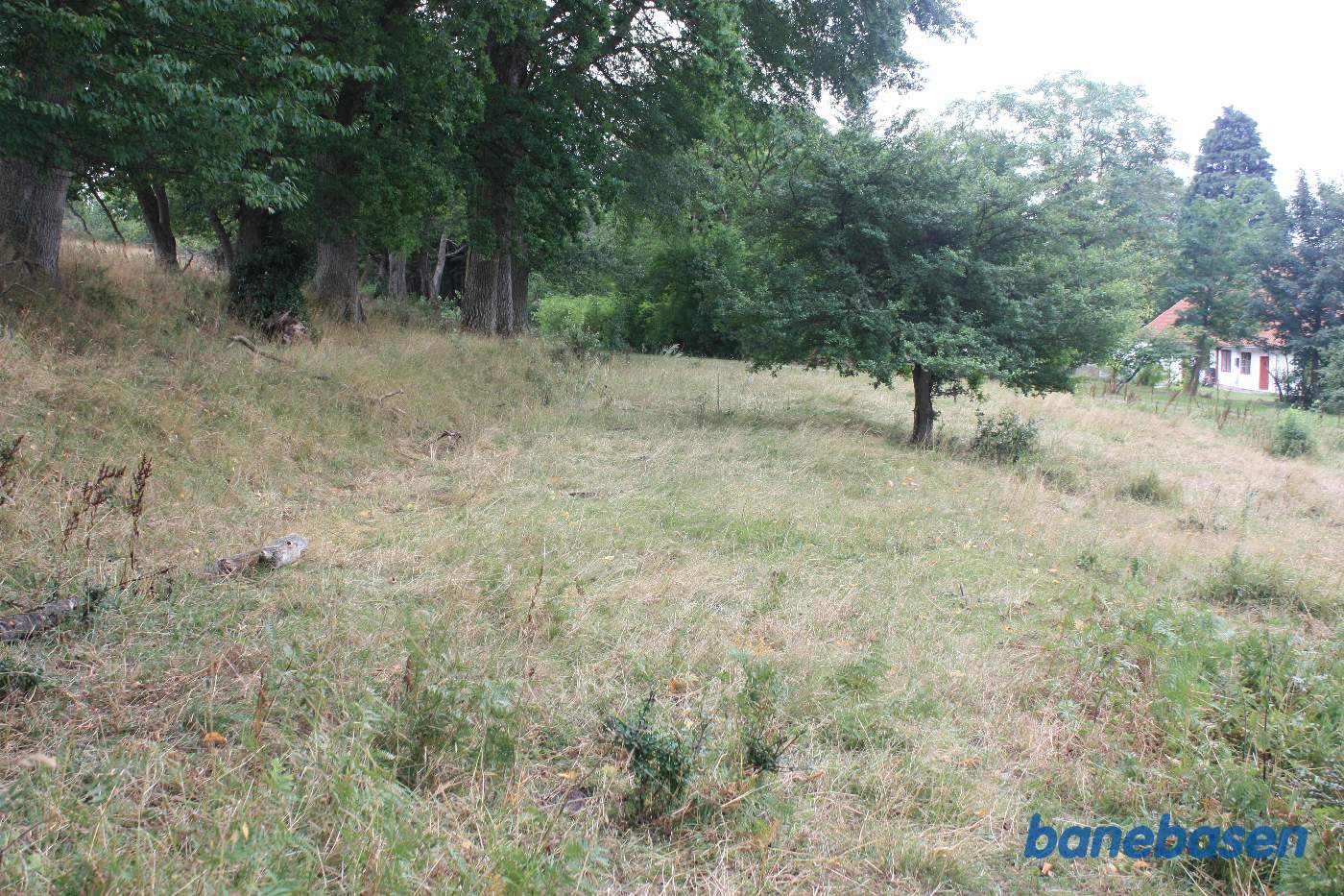 Vi står på den gamle banetracé og kigger mod Aakirkeby Vi står på den gamle banetracé og kigger mod Aakirkeby