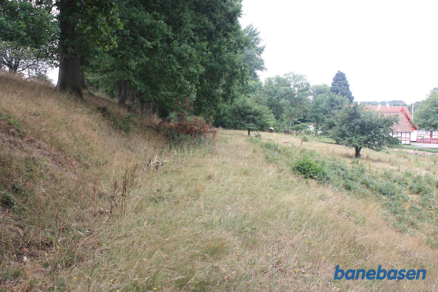 Vi står på den gamle banetracé og kigger mod Aakirkeby Vi står på den gamle banetracé og kigger mod Aakirkeby