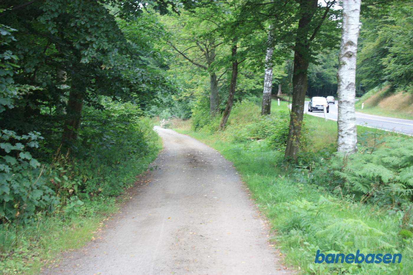 Vi står på banestien og kigger mod Gudhjem Vi står på banestien og kigger mod Gudhjem