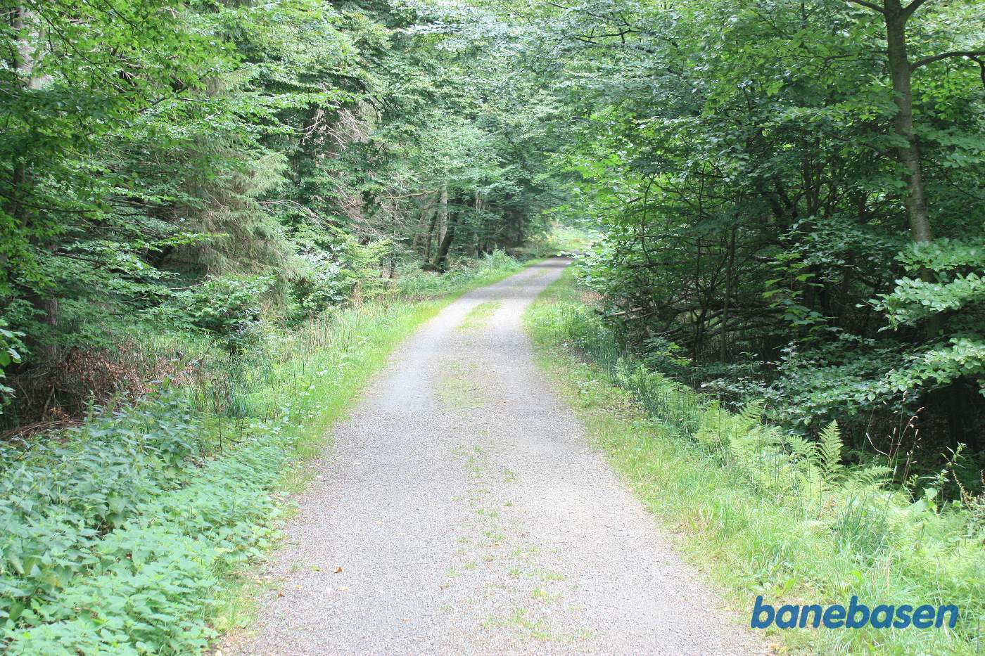 Vi står på banestien og kigger mod Gudhjem Vi står på banestien og kigger mod Gudhjem