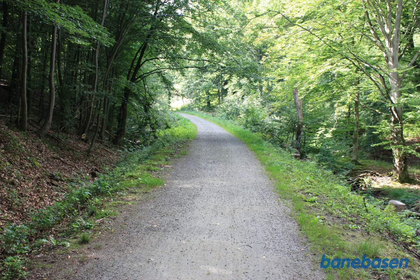 Vi står på banestien og kigger ind i den store bløde kurve til venstre i retning mod Aakirkeby Vi står på banestien og kigger ind i den store bløde kurve til venstre i retning mod Aakirkeby