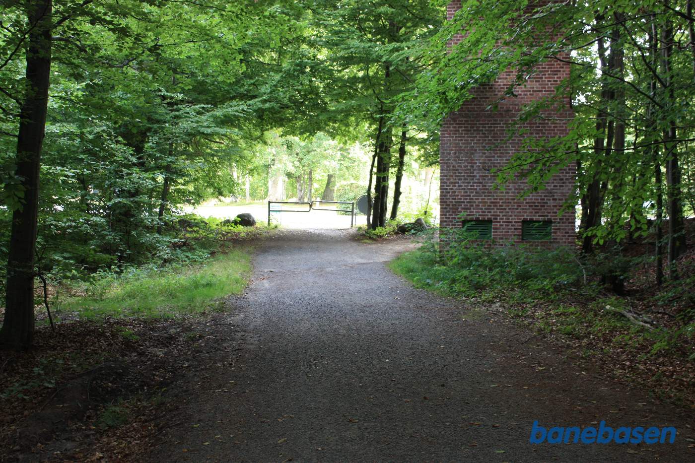 Her ender banestien ved overkørslen med Almindingvej. Christianshøj lige på den anden side af vejen. Vi ser i retning mod Gudhjem Her ender banestien ved overkørslen med Almindingvej. Christianshøj lige på den anden side af vejen. Vi ser i retning mod Gudhjem