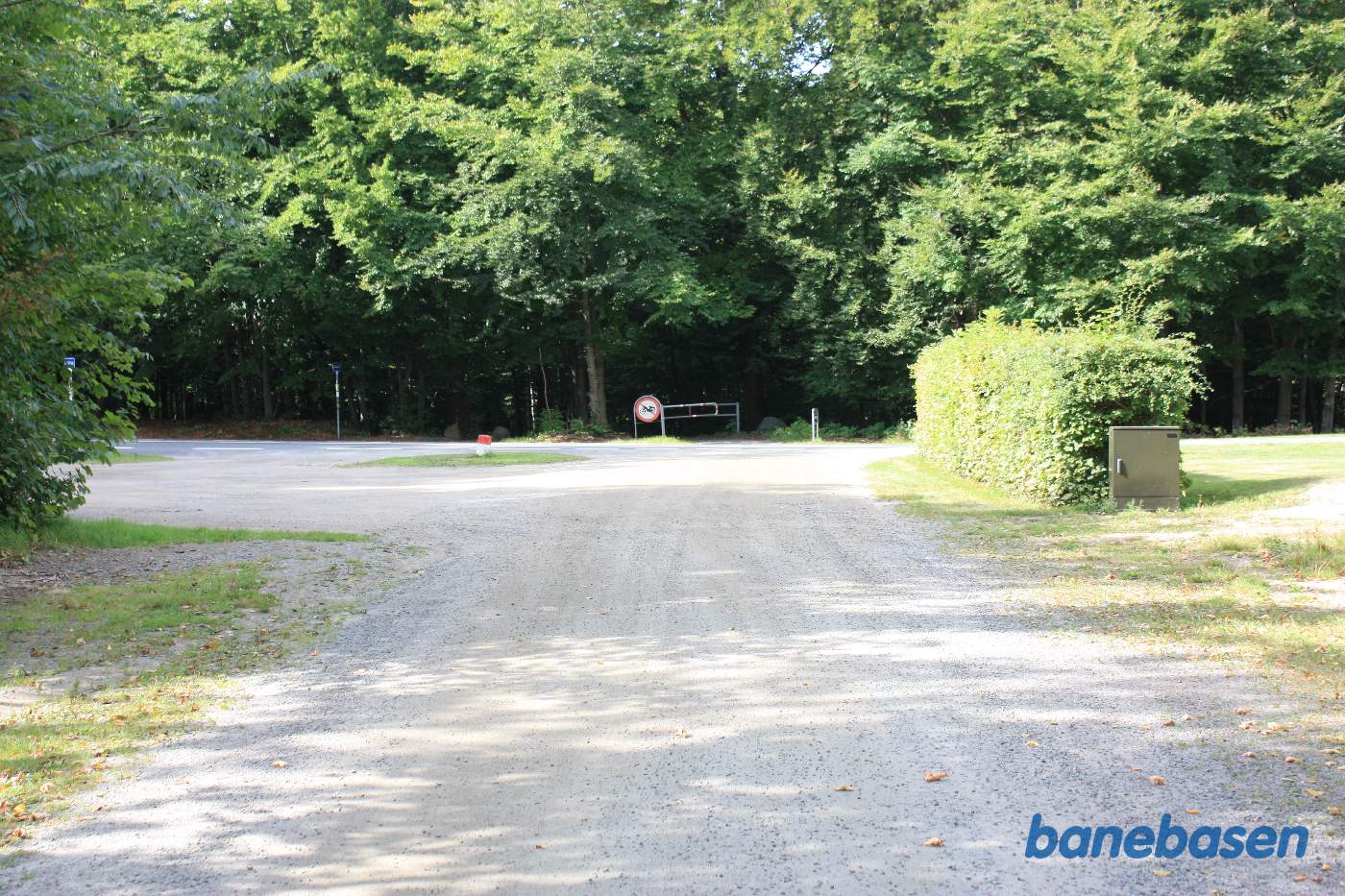 Her begynder banestien ved overkørslen med Almindingvej. Vi ser i retning mod Aakirkeby Her begynder banestien ved overkørslen med Almindingvej. Vi ser i retning mod Aakirkeby