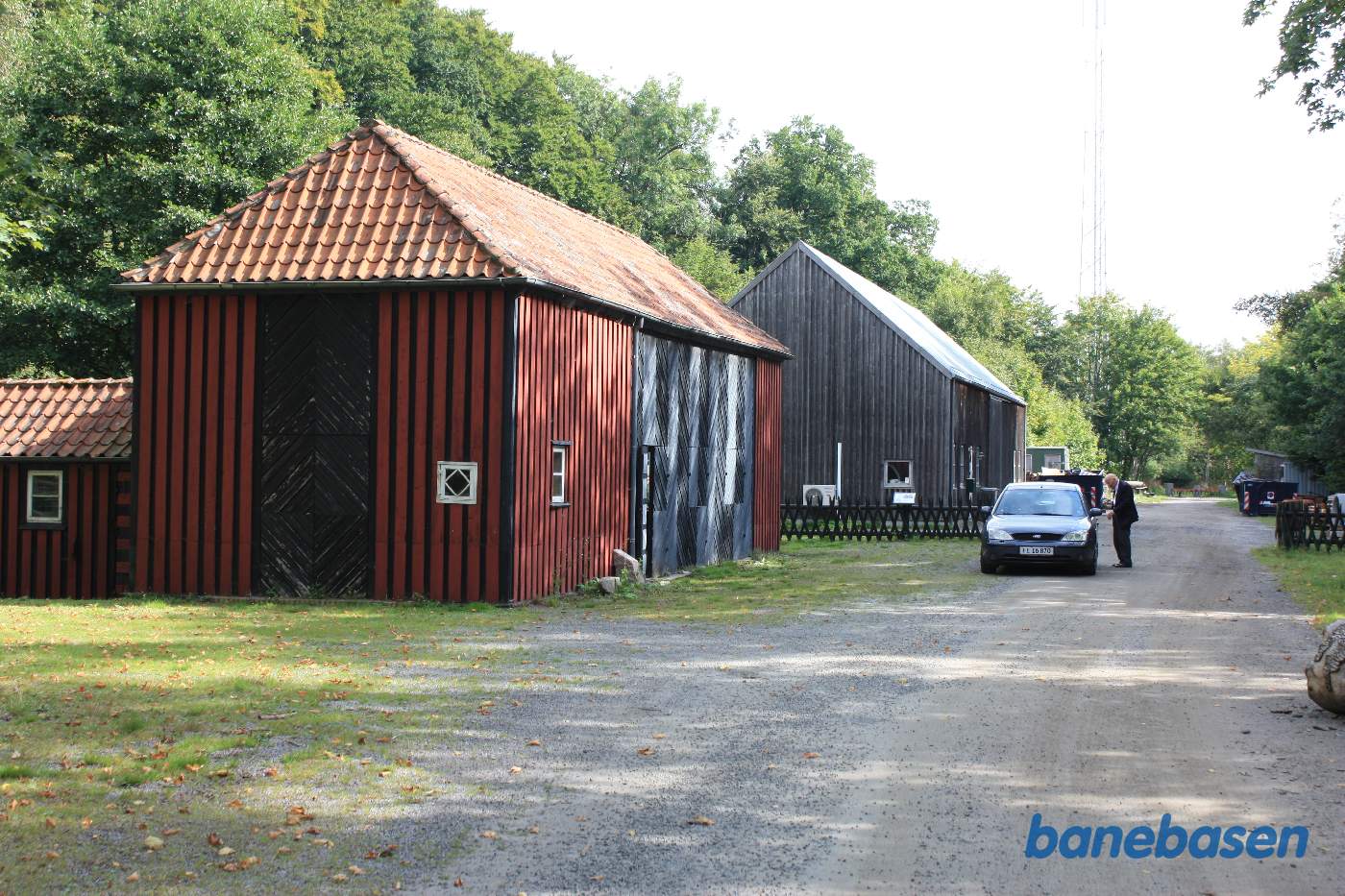 Vi er på trinbrættet, der af hensyn til de mange turister fik en stor ventesal, den sort-røde bygning