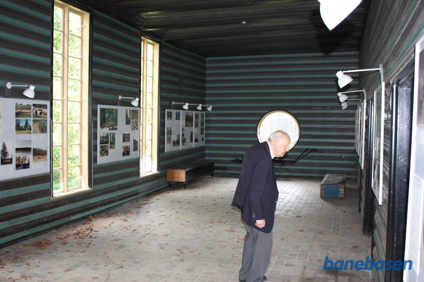 Vi er på trinbrættet, der af hensyn til de mange turister fik en stor ventesal. Ventesalen er i dag museum for banen Vi er på trinbrættet, der af hensyn til de mange turister fik en stor ventesal. Ventesalen er i dag museum for banen