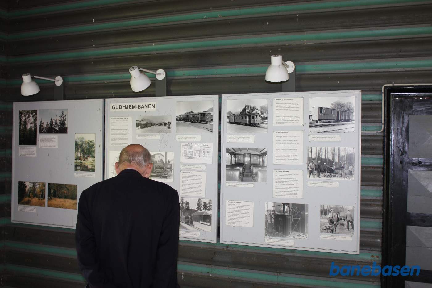 Vi er på trinbrættet, der af hensyn til de mange turister fik en stor ventesal. Ventesalen er i dag museum for banen Vi er på trinbrættet, der af hensyn til de mange turister fik en stor ventesal. Ventesalen er i dag museum for banen