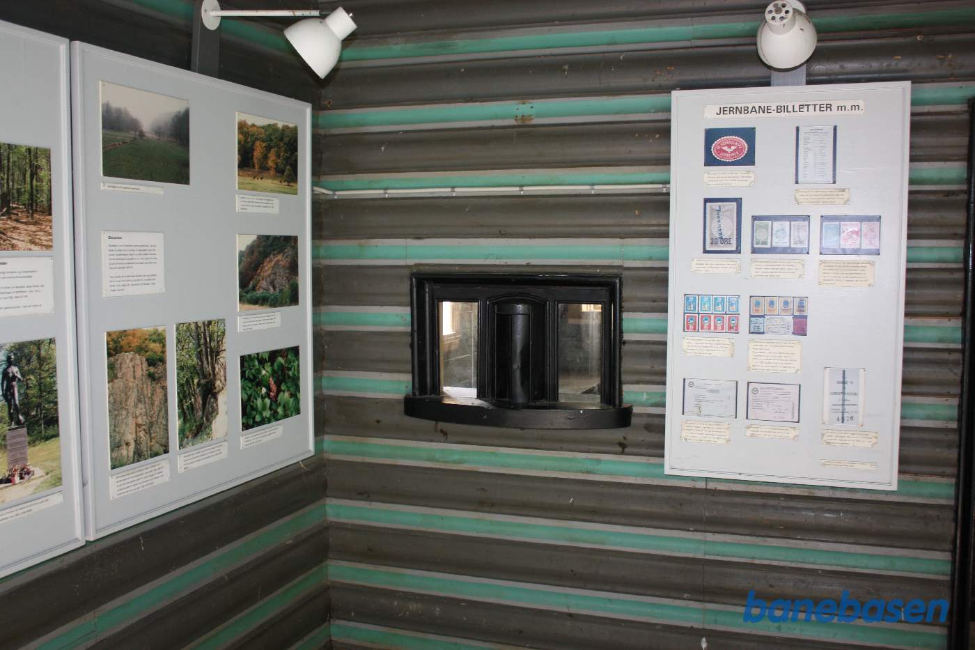Vi er på trinbrættet, der af hensyn til de mange turister fik en stor ventesal. Ventesalen er i dag museum for banen Vi er på trinbrættet, der af hensyn til de mange turister fik en stor ventesal. Ventesalen er i dag museum for banen