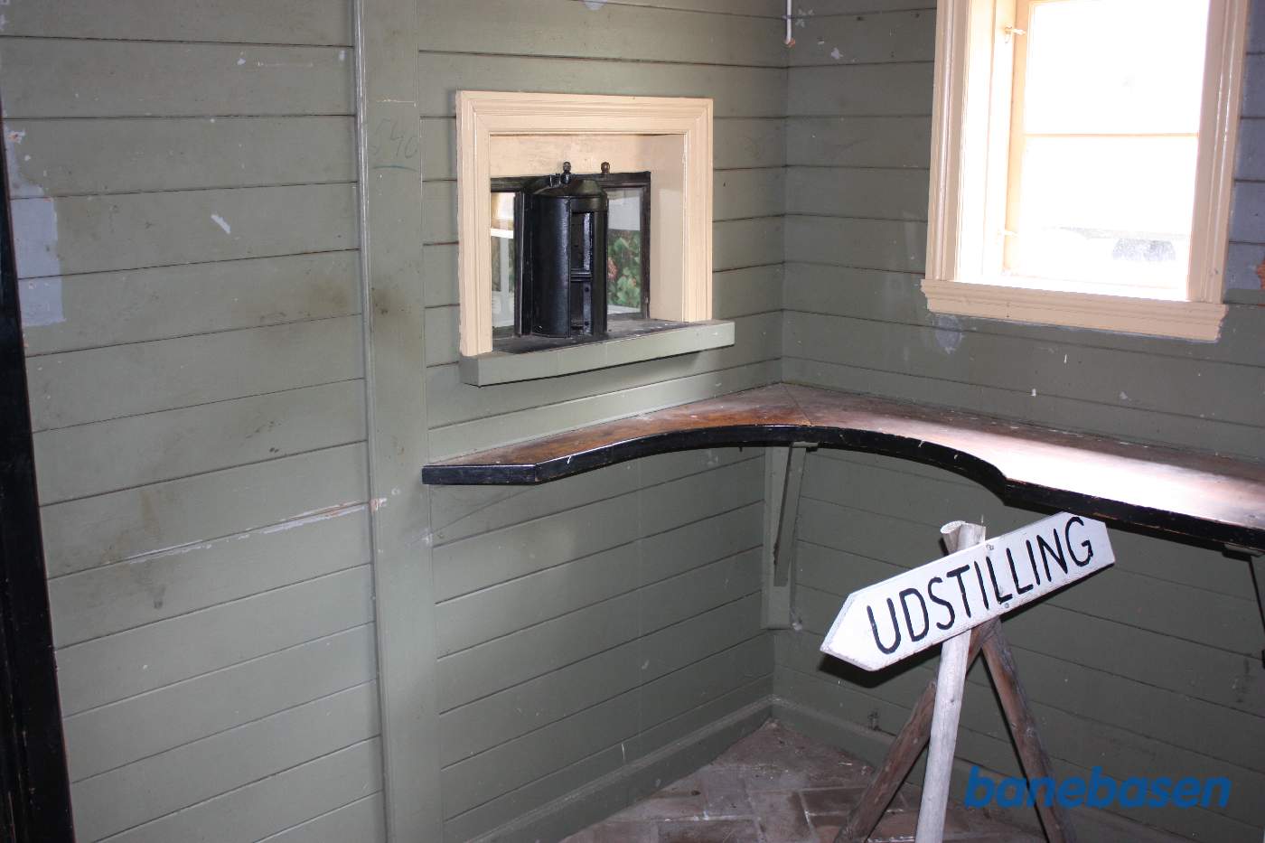 Vi er på trinbrættet, der af hensyn til de mange turister fik en stor ventesal. Ventesalen er i dag museum for banen Vi er på trinbrættet, der af hensyn til de mange turister fik en stor ventesal. Ventesalen er i dag museum for banen