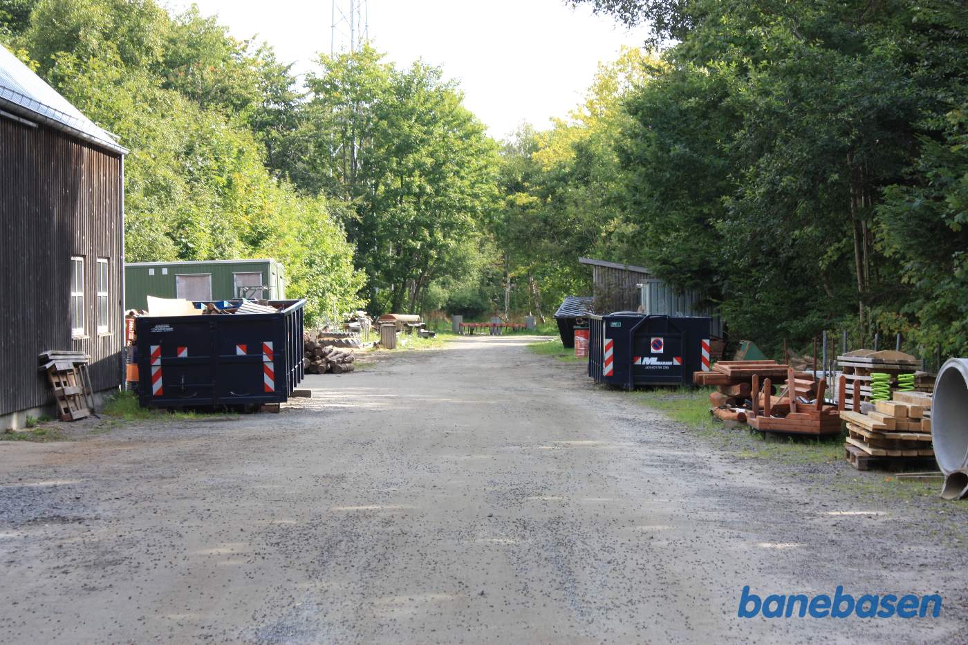 Vi er på trinbrættet og kigger videre i retning mod Gudhjem Vi er på trinbrættet og kigger videre i retning mod Gudhjem