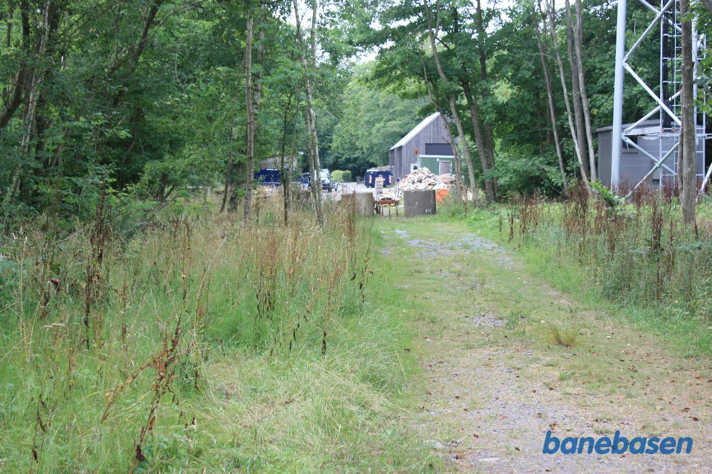 Vi er før trinbrættet og kigger i retning mod trinbrættet og Aakirkeby Vi er før trinbrættet og kigger i retning mod trinbrættet og Aakirkeby