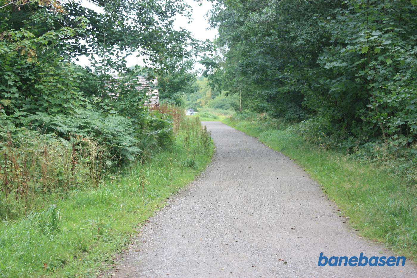 Vi står på banestien og kigger mod Gudhjem