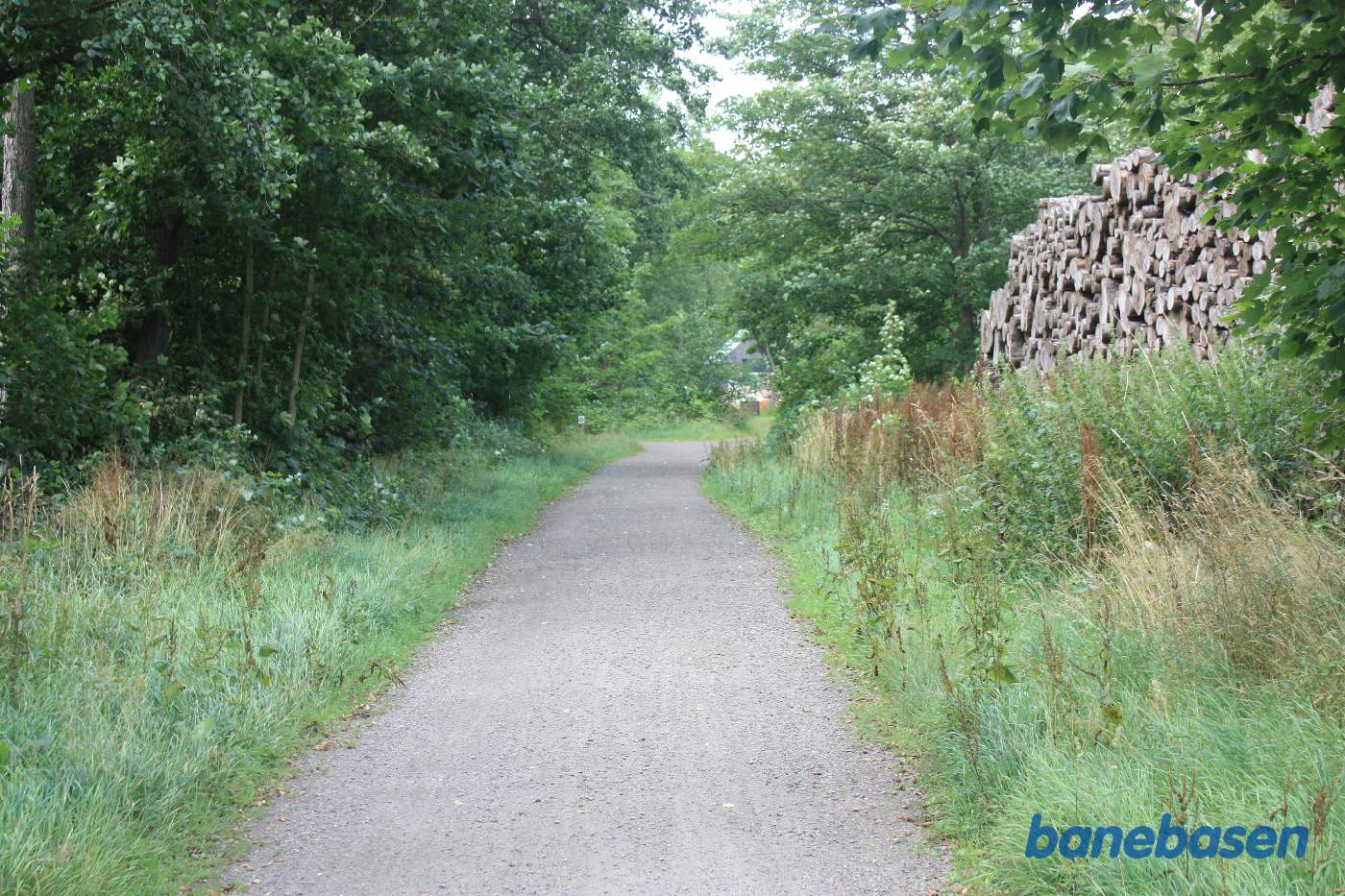 Vi er før trinbrættet og kigger i retning mod trinbrættet og Aakirkeby Vi er før trinbrættet og kigger i retning mod trinbrættet og Aakirkeby