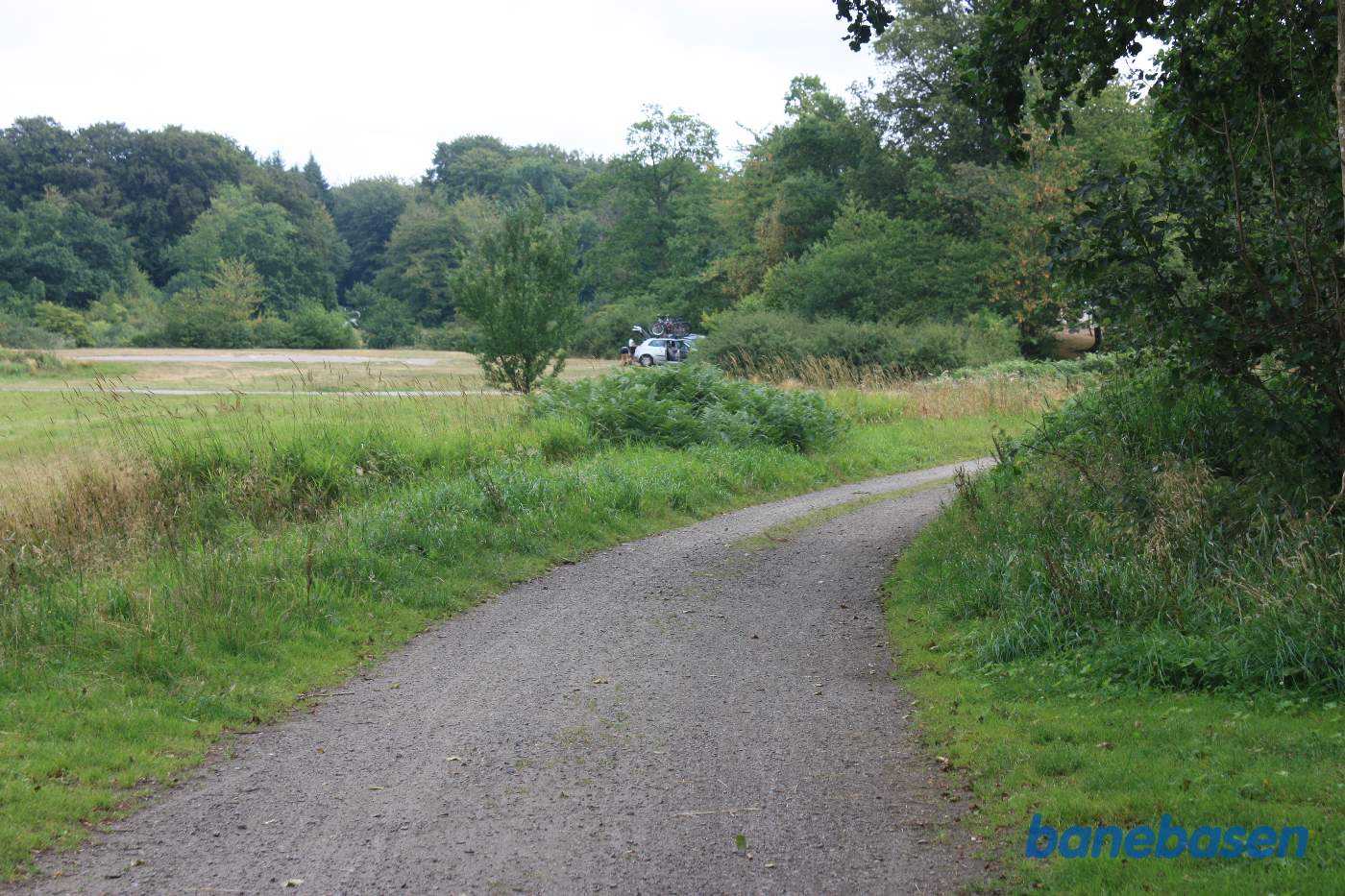 Vi står på banestien og kigger mod Gudhjem. Banen fortsatte lige ud forbi de parkerede biler