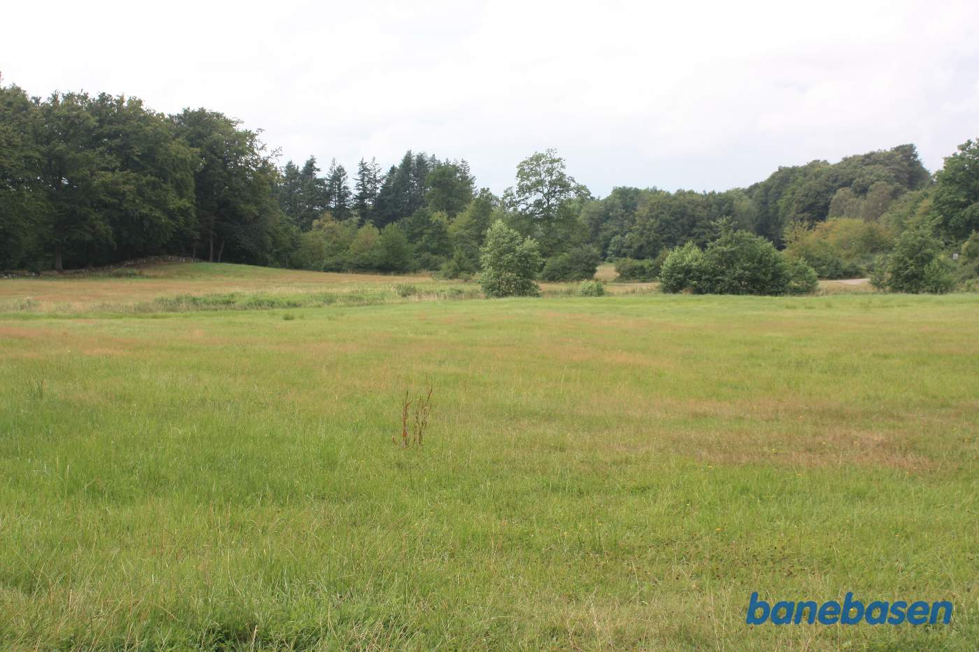 Banen gik i en lige linje over græsplænen i retning mod Aakirkeby og Christianshøj trinbræt Banen gik i en lige linje over græsplænen i retning mod Aakirkeby og Christianshøj trinbræt