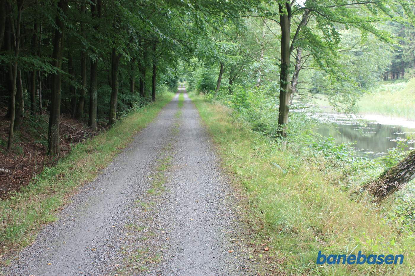Vi er på banestien og kigger mod Aakirkeby. Banen gik her i en lige linje Vi er på banestien og kigger mod Aakirkeby. Banen gik her i en lige linje