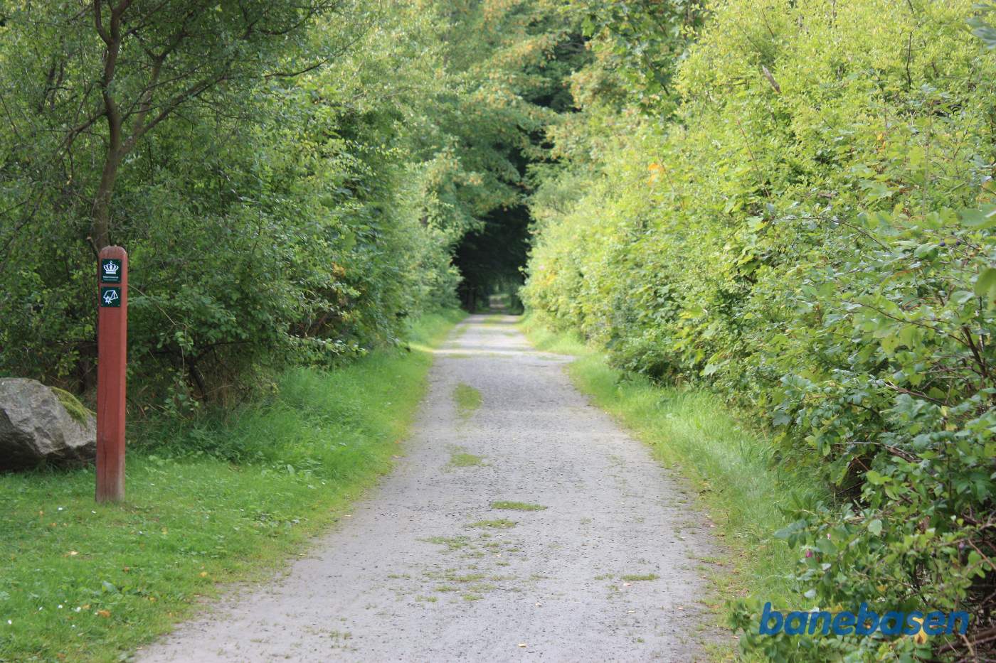 Vi er på banestien og kigger mod Aakirkeby. Banen gik her i en lige linje