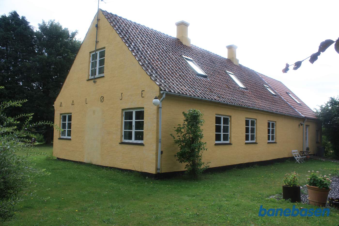 Vi står på banens tracé og kigger på stationsbygningen. Det specielle her er, at endegavlen vender ud mod banen. Man fornemmer hvor den oprindelige dør mellem de 2 vinduer har været. Vi står på banens tracé og kigger på stationsbygningen. Det specielle her er, at endegavlen vender ud mod banen. Man fornemmer hvor den oprindelige dør mellem de 2 vinduer har været.