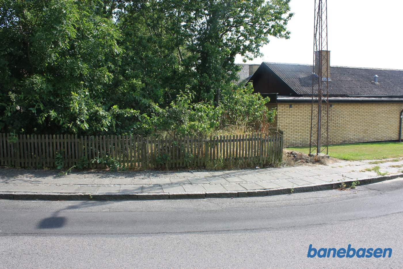 Vi står på Rosenørns Allé og kigger mod Aakirkeby, hvor banen gik, længe før villakvarteret her blev bygget