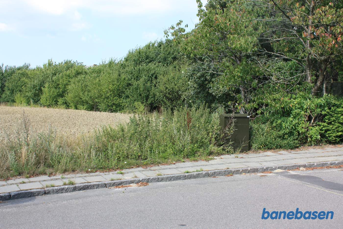 Vi står på Rosenørns Allé og kigger mod Gudhjem, hvor banen gik, længe før villakvarteret her blev bygget