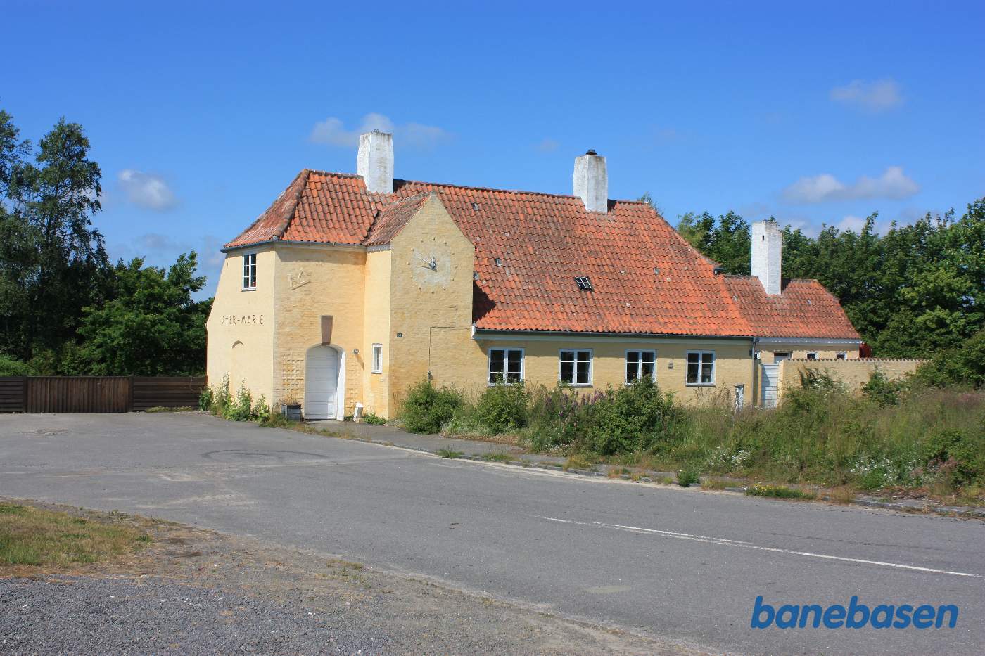 Stationsbygningen set fra vejen Stationsbygningen set fra vejen