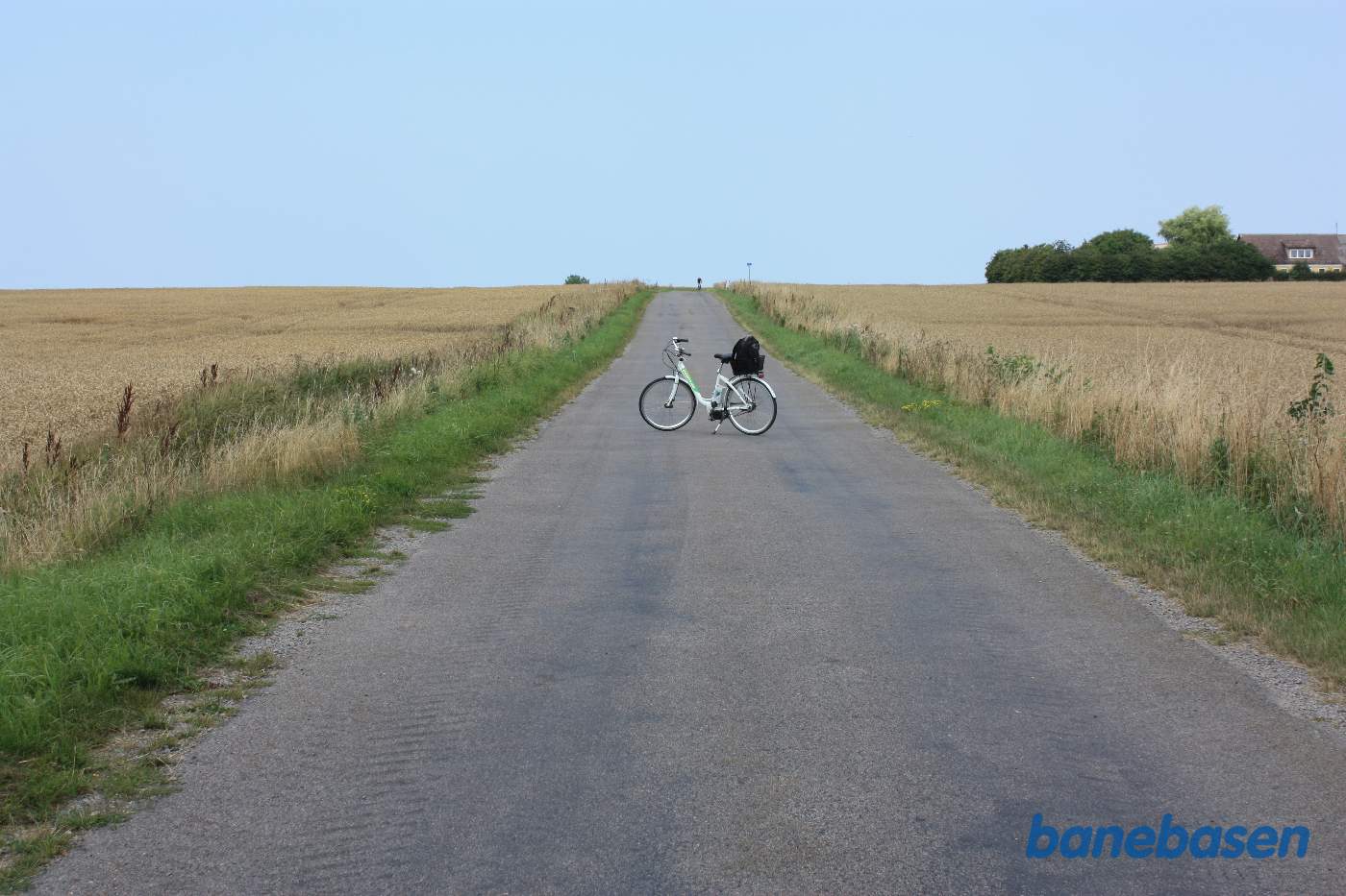 Vi står på Saltunavej og cyklen markerer, hvor banen krydsede vejen, Gudhjem til venstre og Aakirkeby til højre Vi står på Saltunavej og cyklen markerer, hvor banen krydsede vejen, Gudhjem til venstre og Aakirkeby til højre