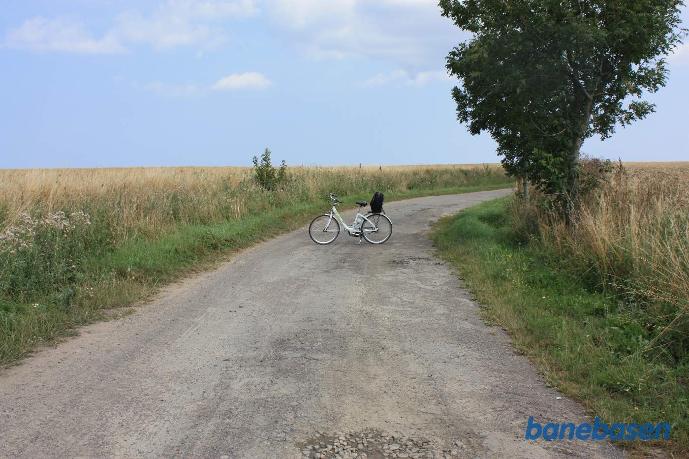 Vi står på Saltunavej og cyklen markerer, hvor banen krydsede vejen, Gudhjem til venstre og Aakirkeby til højre