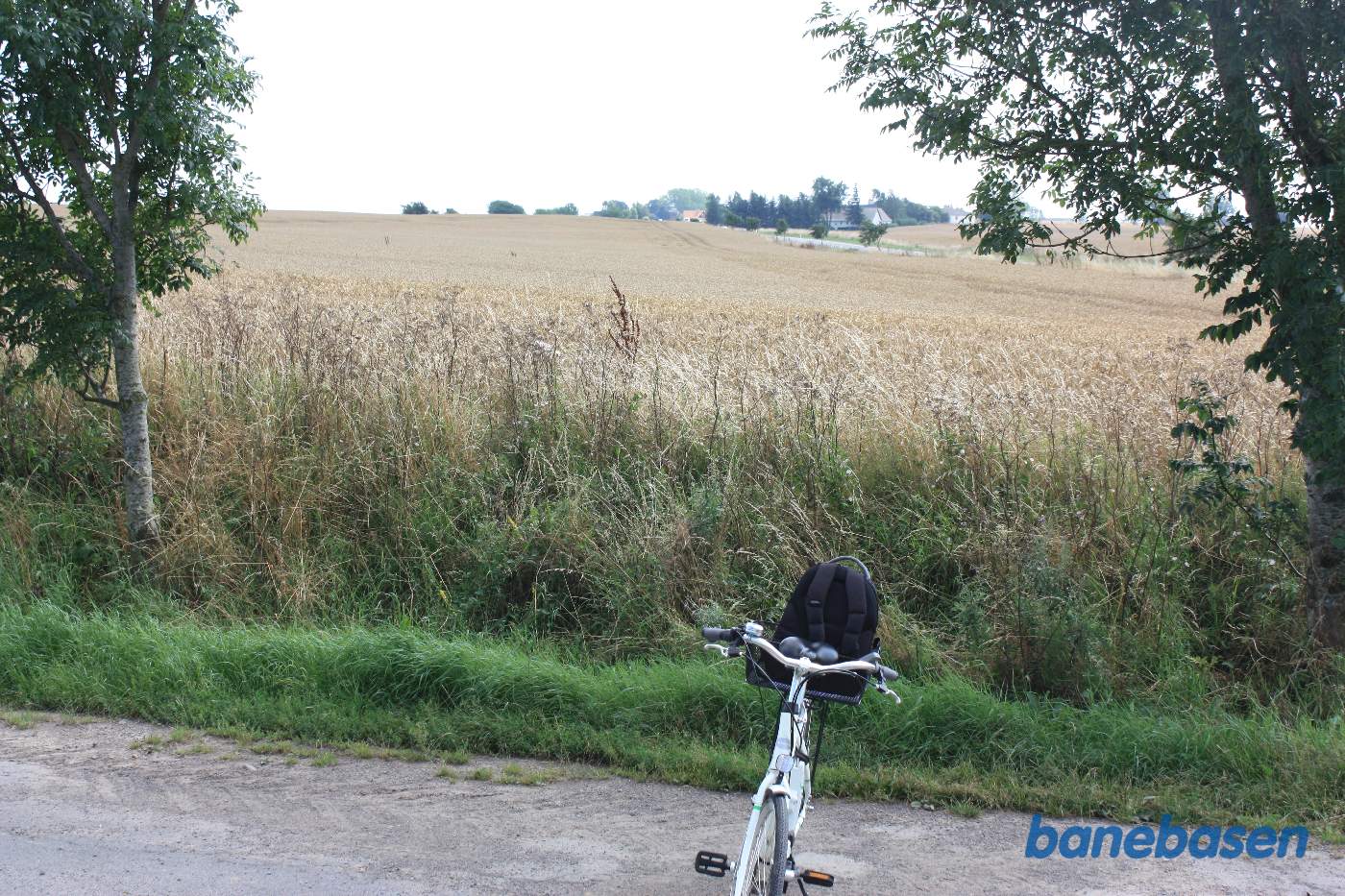 Vi står på Saltunavej og kigger mod Aakirkeby. Banen løb nærmest parallelt med Nybrovej, der ses til højre Vi står på Saltunavej og kigger mod Aakirkeby. Banen løb nærmest parallelt med Nybrovej, der ses til højre