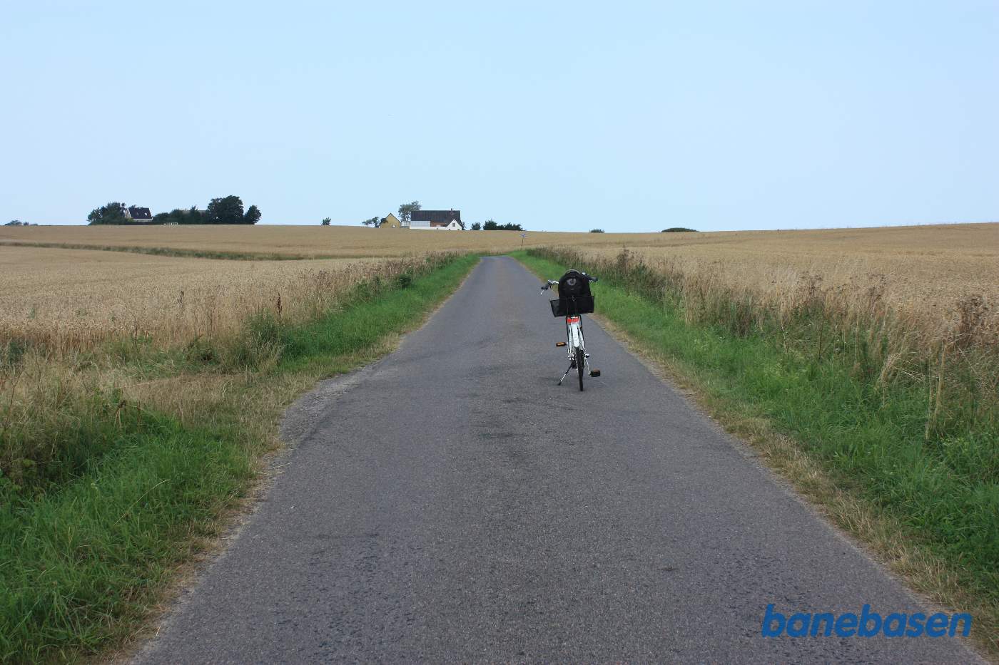 Vi står på Højagervej. Cyklen markerer, hvor banen krydsede vejen. Gudhjem til venstre og Aakirkeby til højre