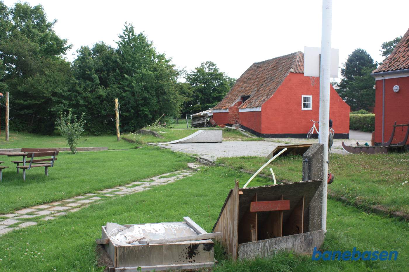 Østerlars station. Perronkanten samt læsserampen til varehuset til venstre ses tydeligt. Vi kigger i retning af Aakirkeby