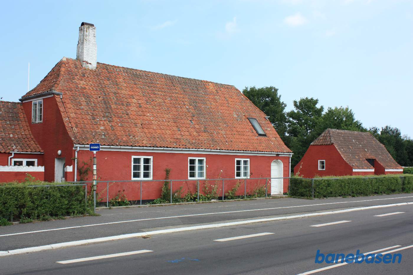Østerlars stationsbygning og varehus set fra vejen