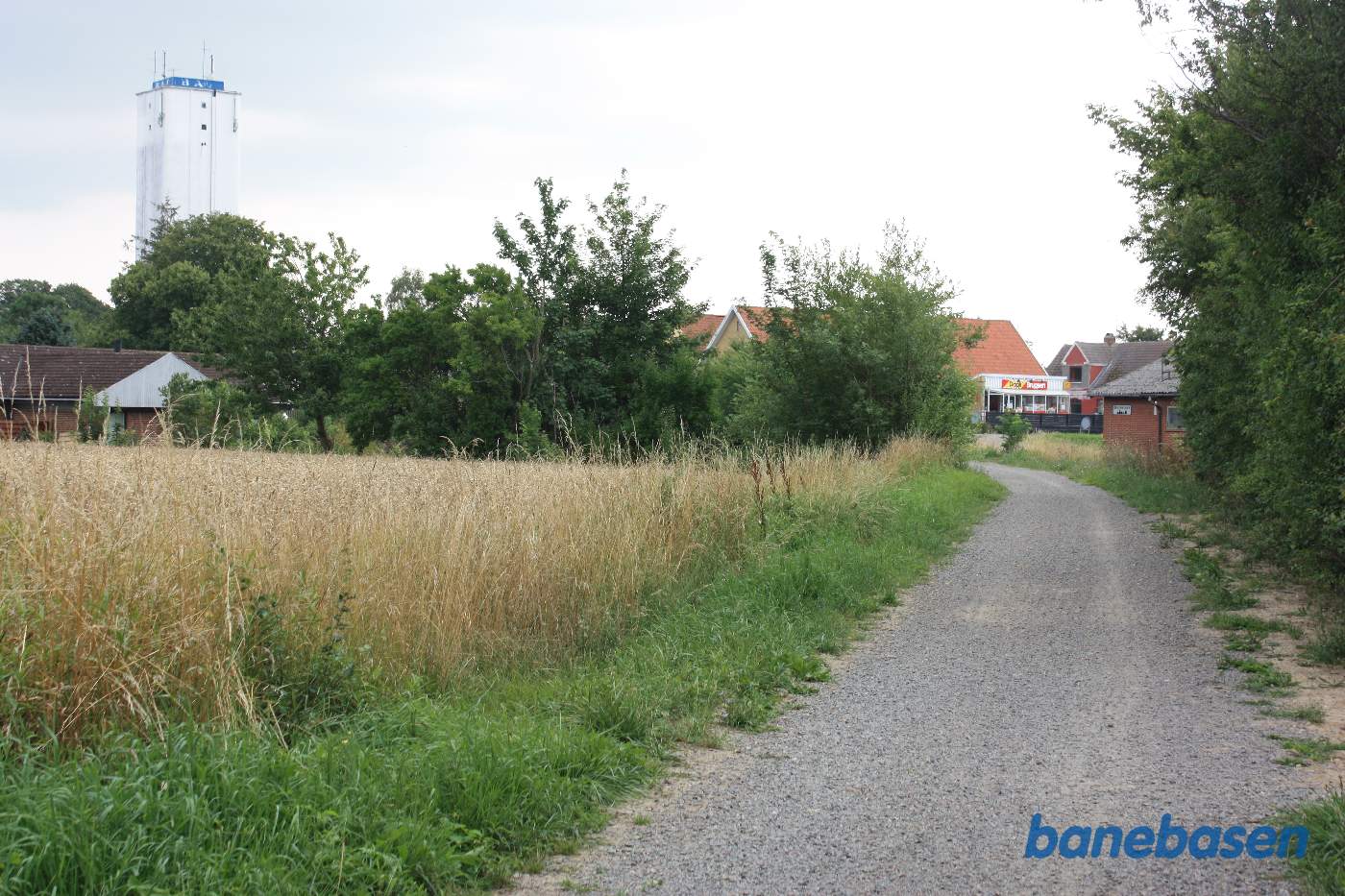 Vi står på banestien og kigger i retning mod Aakirkeby Vi står på banestien og kigger i retning mod Aakirkeby