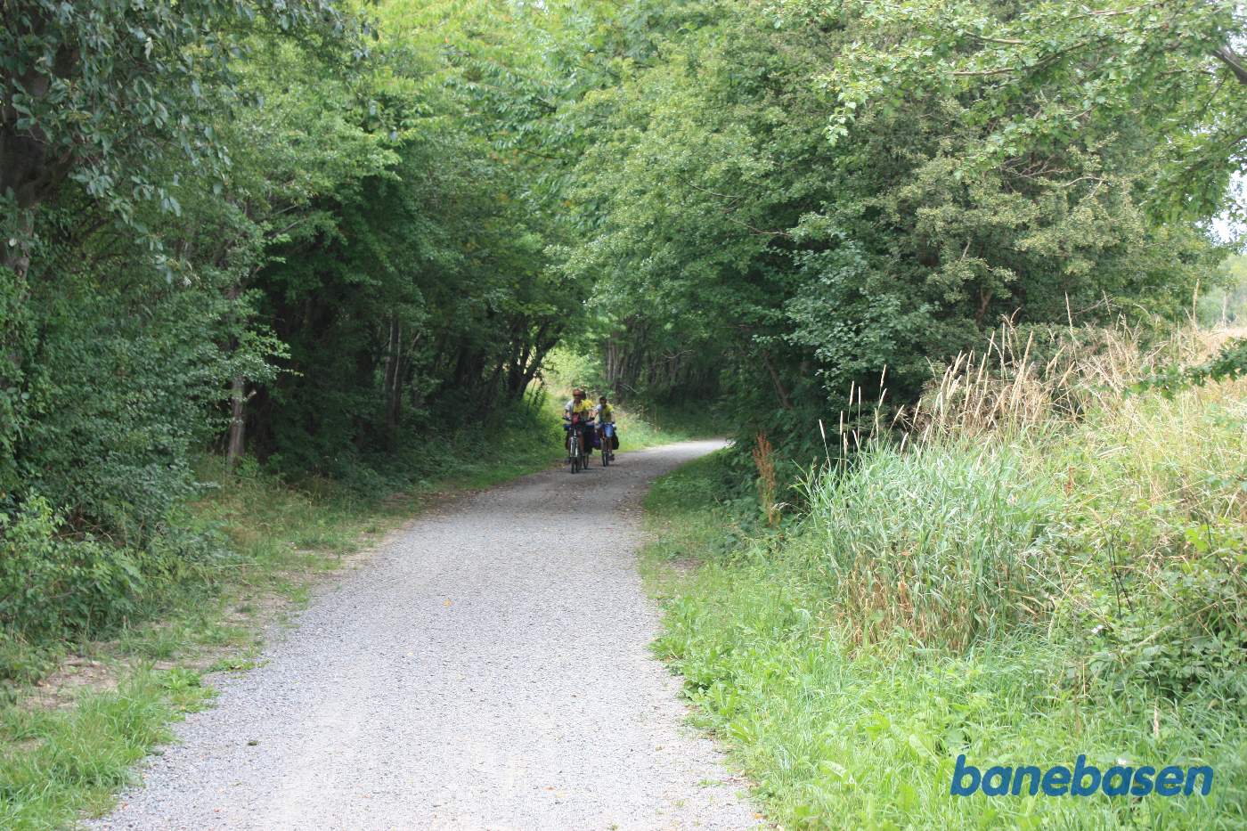 Vi står på banestien og kigger i retning mod Gudhjem