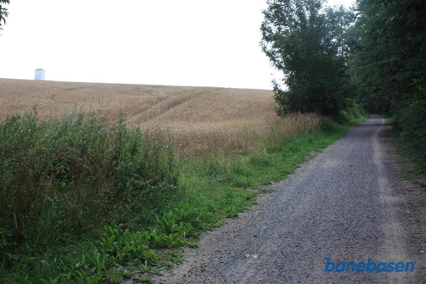 Vi står på banestien og kigger i retning mod Aakirkeby