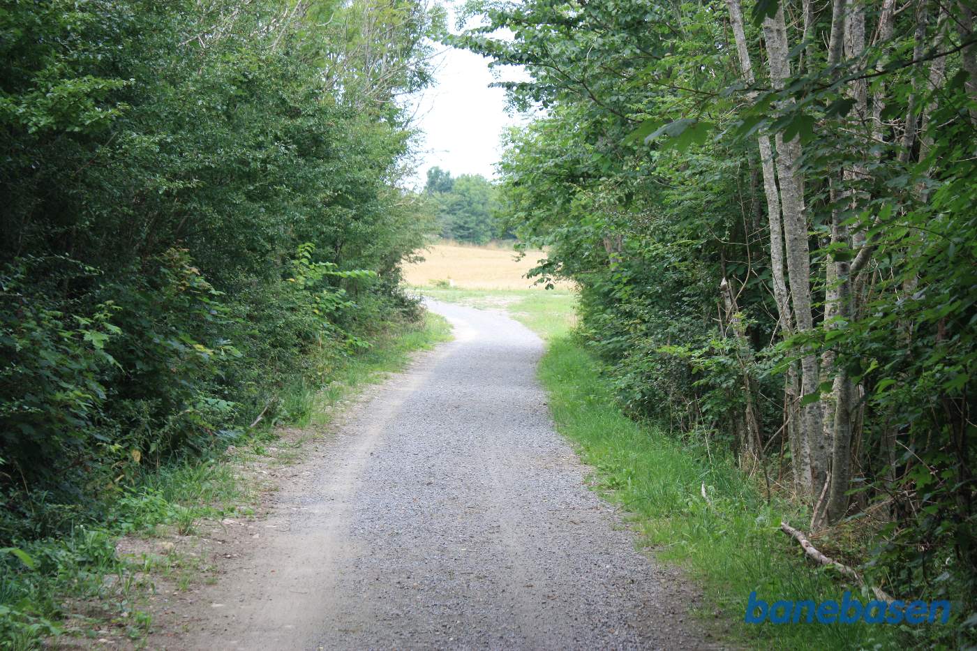 Vi står på banestien og kigger i retning mod Gudhjem