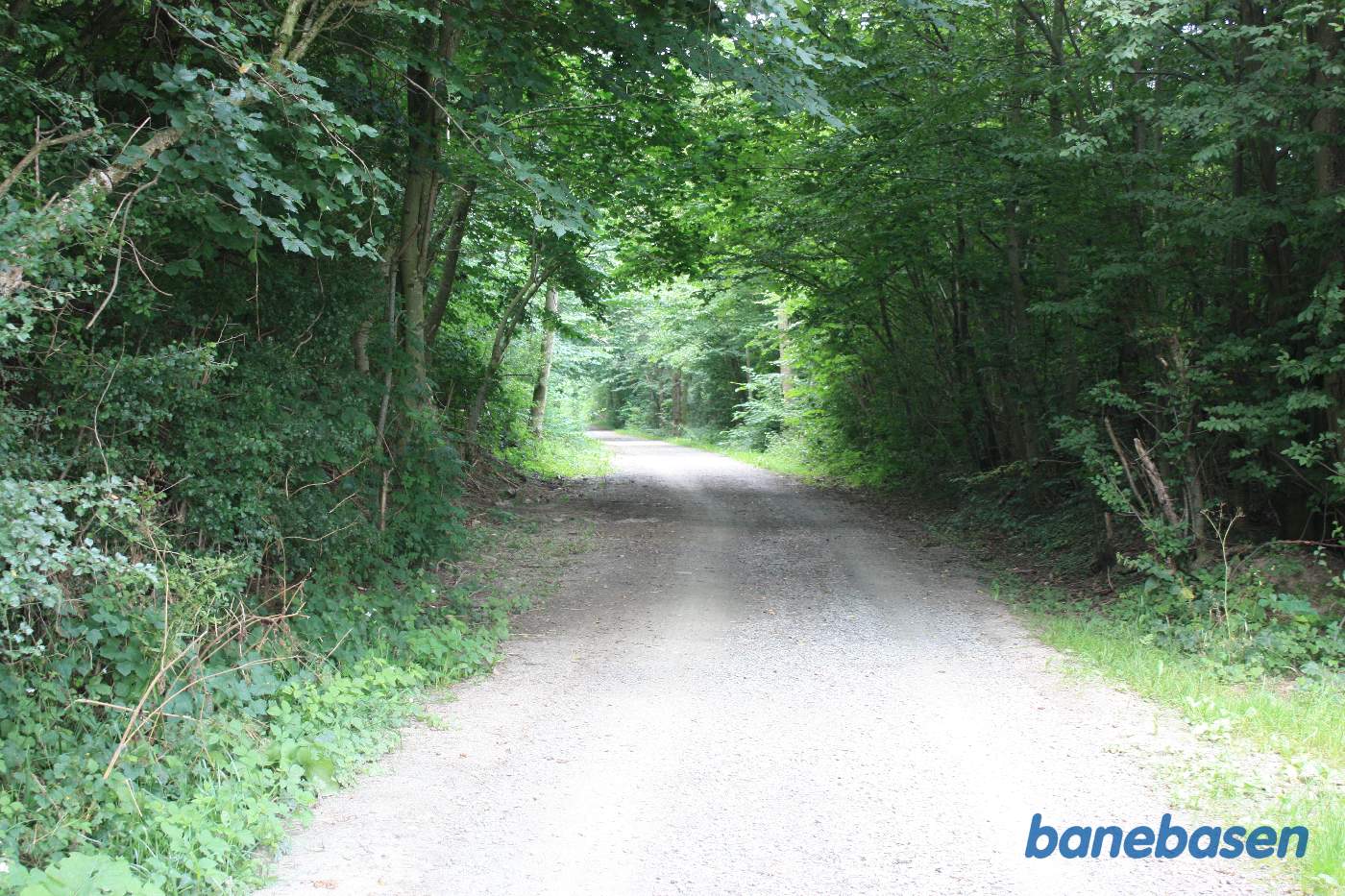 Vi står på banestien og kigger i retning mod Gudhjem Vi står på banestien og kigger i retning mod Gudhjem