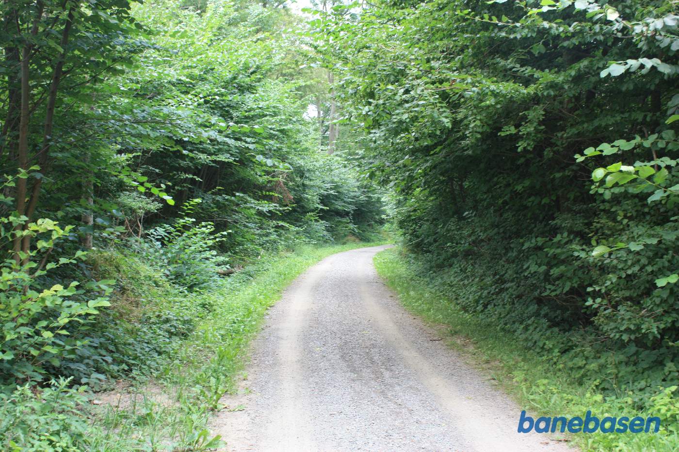 Vi står på banestien og kigger i retning mod Gudhjem Vi står på banestien og kigger i retning mod Gudhjem