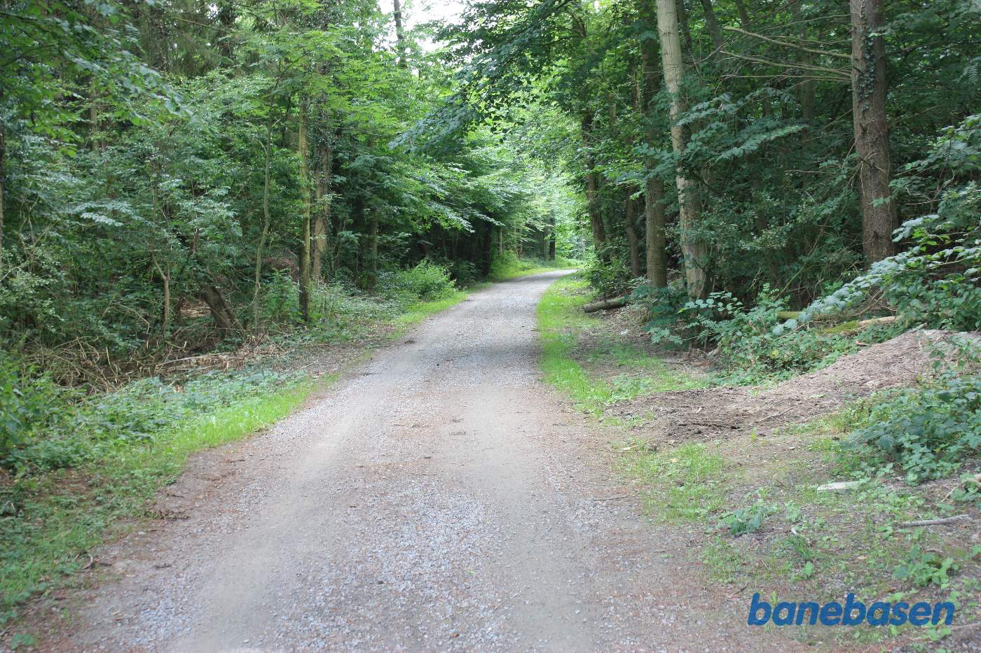 Vi står på banestien og kigger i retning mod Aakirkeby