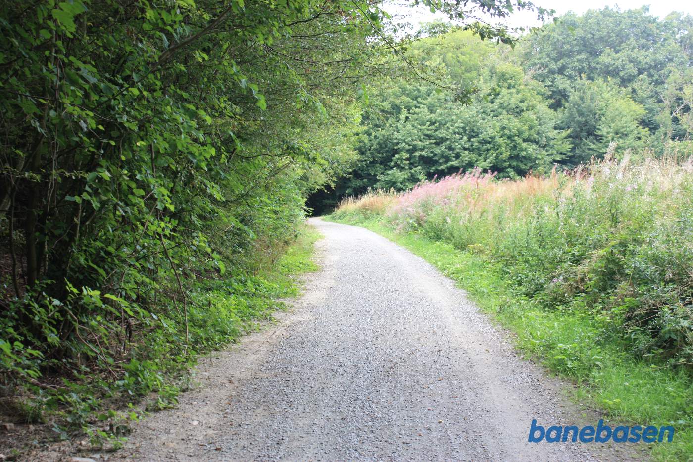 Vi står på banestien og kigger i retning mod Gudhjem