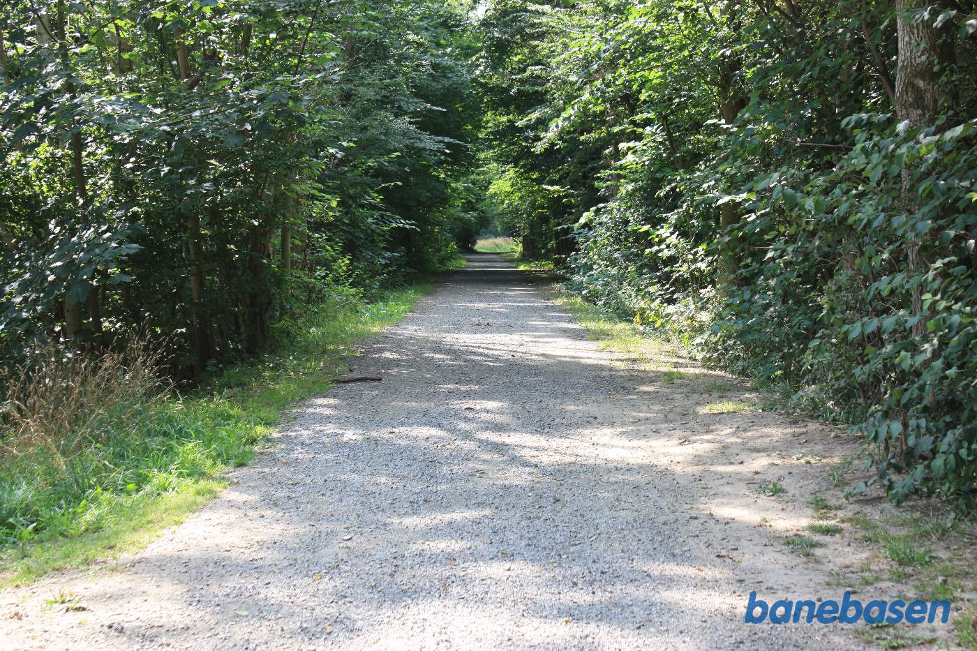 Vi står på banestien ved Kobbeå og kigger i retning mod Aakirkeby Vi står på banestien ved Kobbeå og kigger i retning mod Aakirkeby