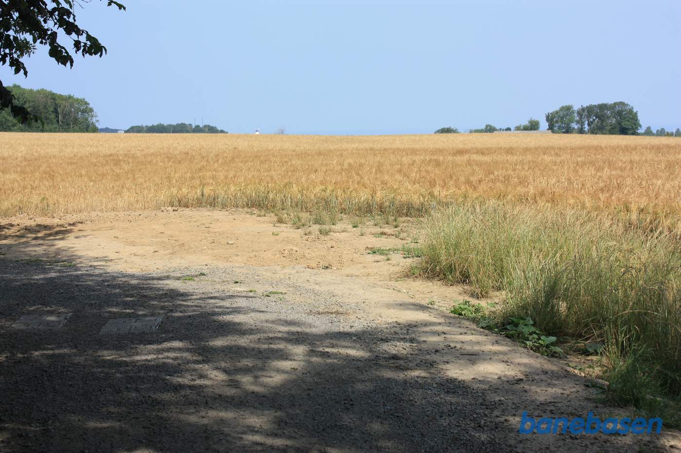 Vi står på banestien ved Kobbeå og kigger i retning mod Gudhjem. Stavehøl trinbræt lå lige inde på marken. Banen gik i en blød venstrekurve over til skovkanten til venstre Vi står på banestien ved Kobbeå og kigger i retning mod Gudhjem. Stavehøl trinbræt lå lige inde på marken. Banen gik i en blød venstrekurve over til skovkanten til venstre