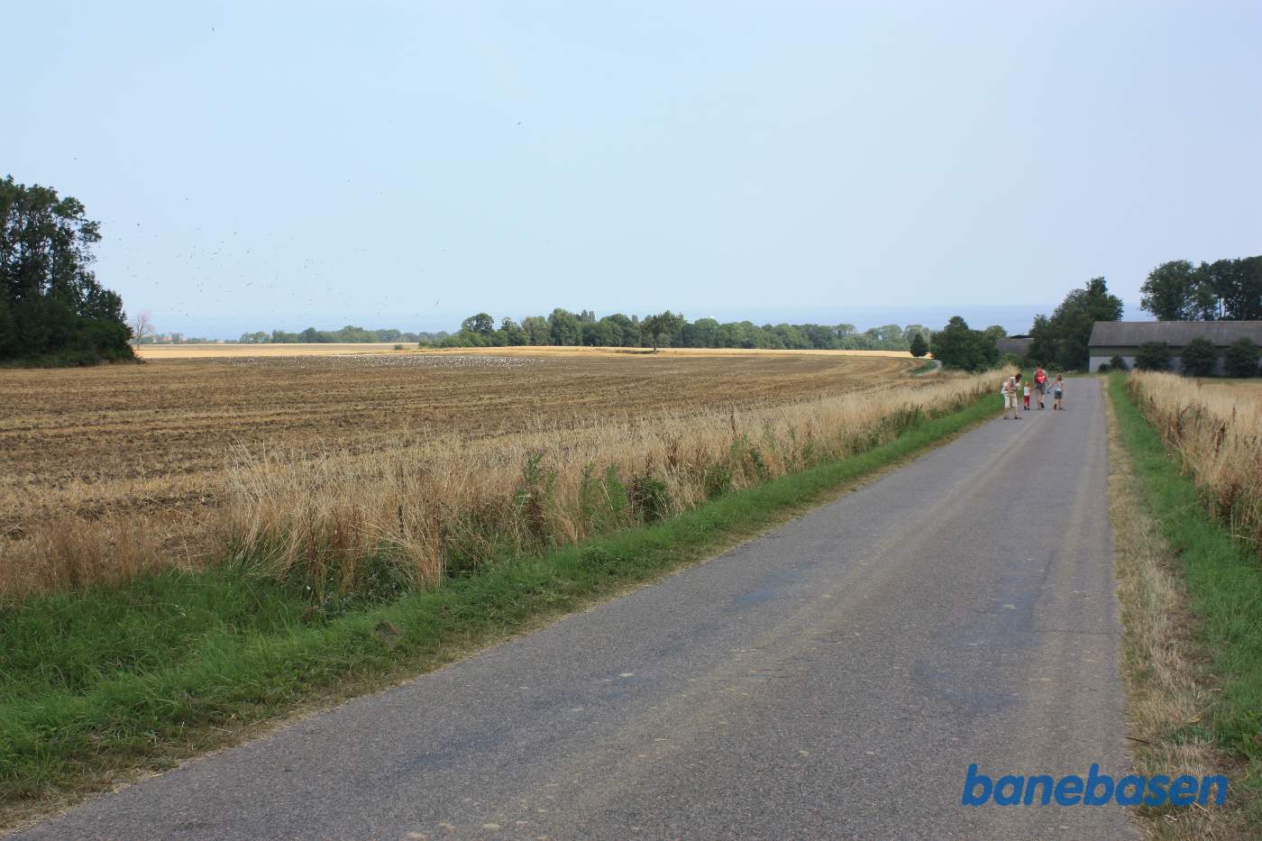 Vi står på Kobbevej og sommerturisterne markerer hvor banen krydsede vejen. Gudhjem til venstre og Aakirkeby til højre Vi står på Kobbevej og sommerturisterne markerer hvor banen krydsede vejen. Gudhjem til venstre og Aakirkeby til højre