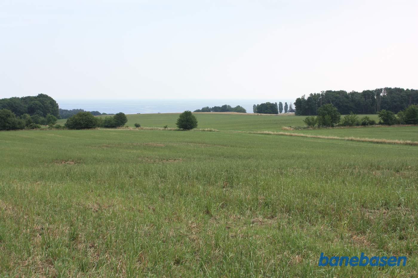 Vi er kommet ud på marken og står på banetracéen med det flotte vue ud over Østersøen, Gudhjem til venstre og Aakirkeby til højre