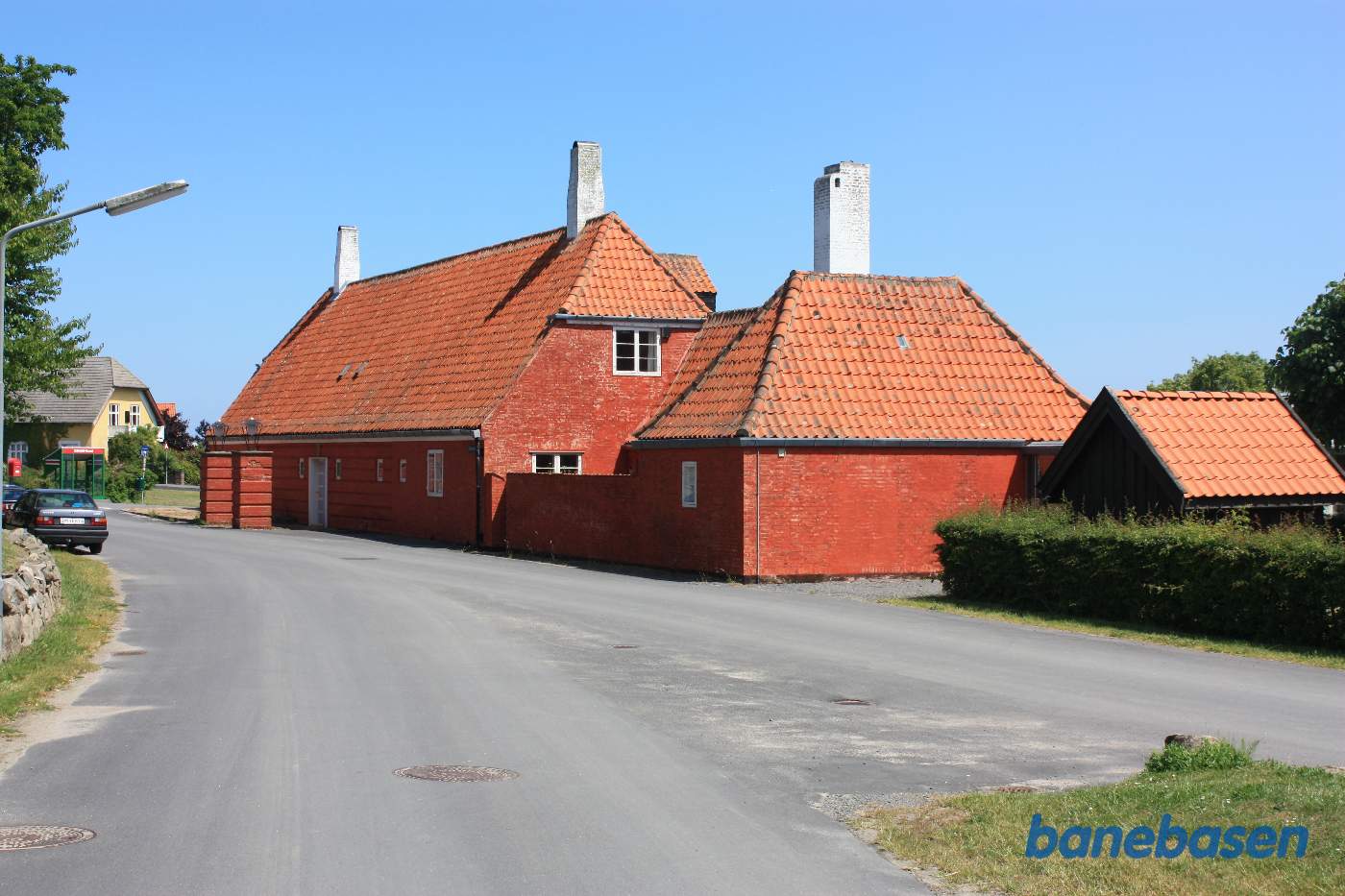 Stationsbygningen set fra vejen