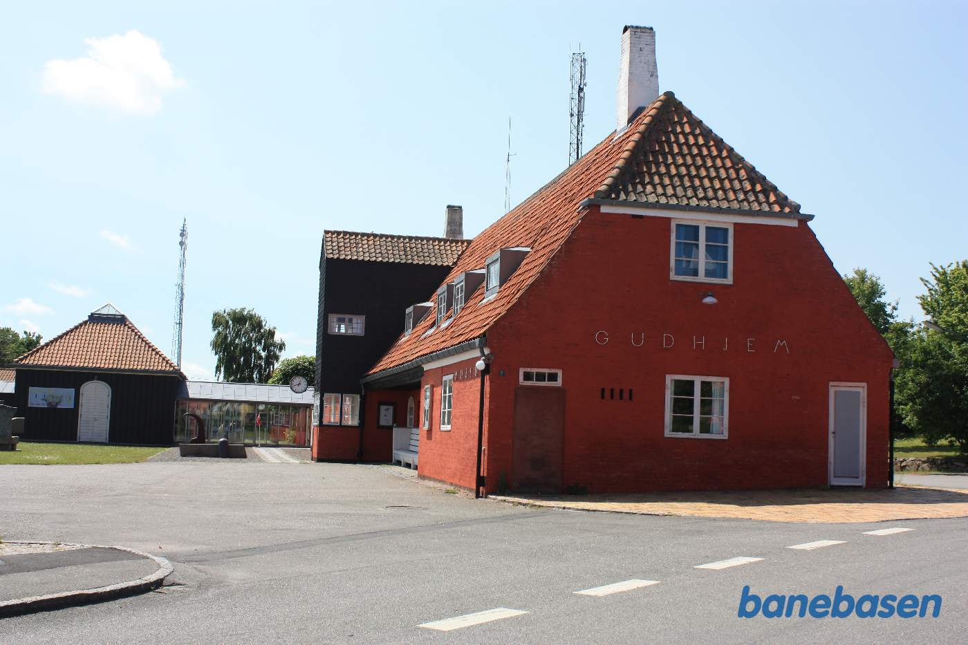 Stationsbygningen set fra Gudhjemvejen Stationsbygningen set fra Gudhjemvejen