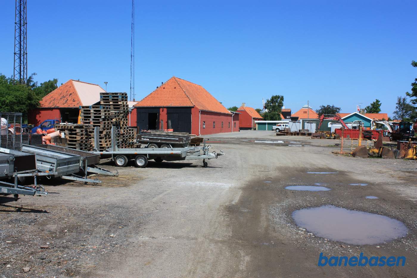 Vi kigger ud over det gamle sporområde på stationen. De røde bygninger med store sorte porte er de gamle remisebygninger