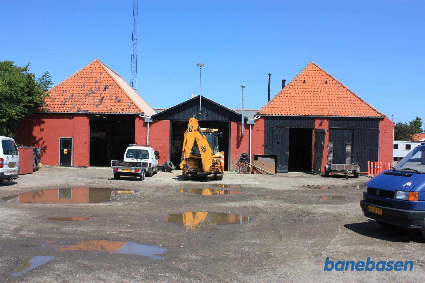 Vi kigger ud over det gamle sporområde på stationen. De røde bygninger med store sorte porte er de gamle remisebygninger